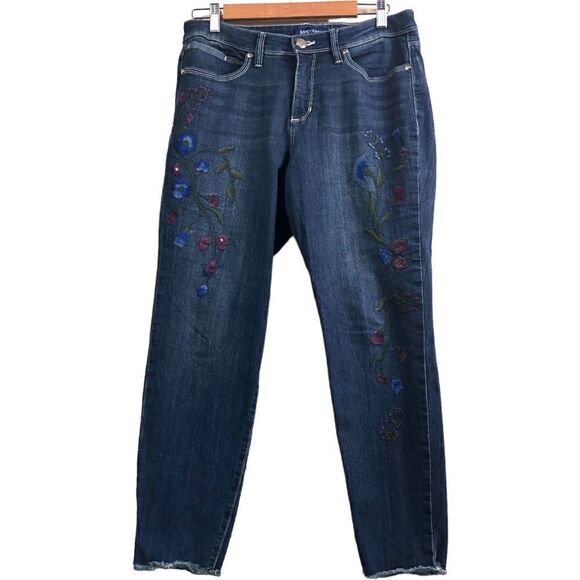 Bandolino Denim - Bandolino Lisbeth Floral Embroidered Crop Frayed Hems Jeans